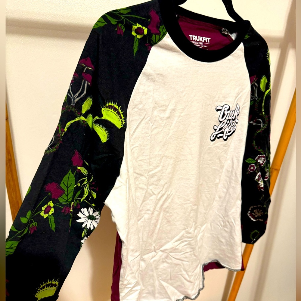 Large long sleeve tee with patterned arms